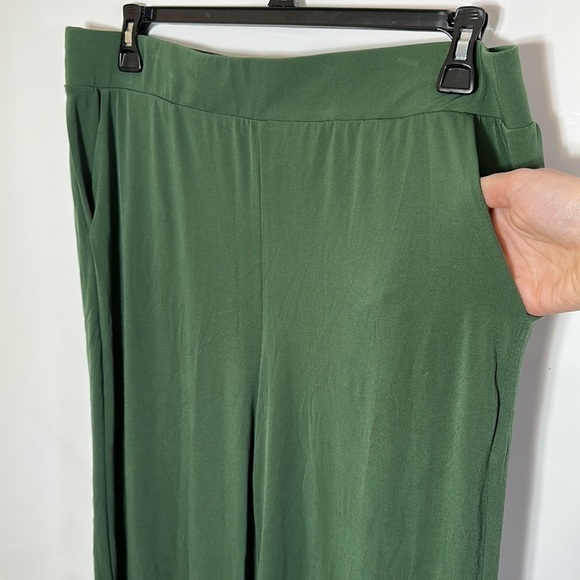 Torrid 1 CROP PULL-ON WIDE LEG STUDIO KNIT MID-RISE PANT - Picture 5 of 8